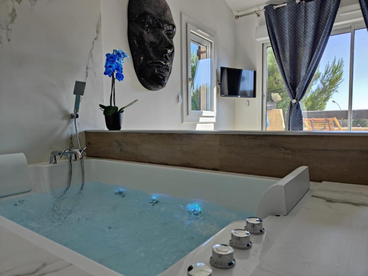 Suites Jm - Les Pins Marines - Jacuzzi & Vue Mer Bandol Dış mekan fotoğraf