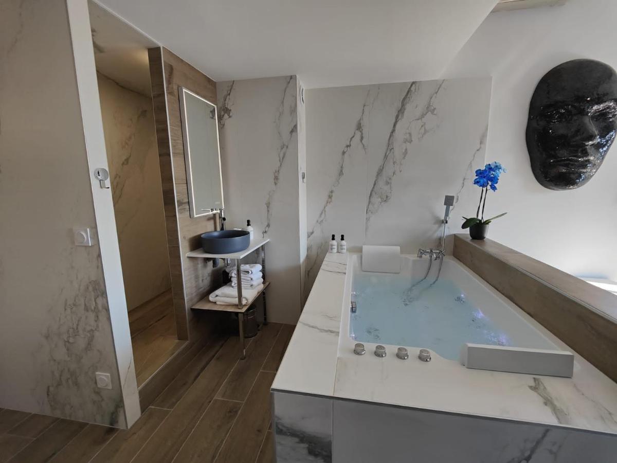 Suites Jm - Les Pins Marines - Jacuzzi & Vue Mer Bandol Dış mekan fotoğraf